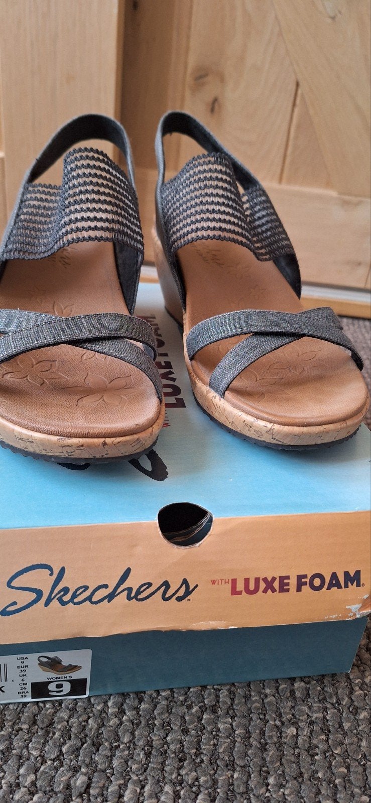 Skechers Luxe Foam Sandalen - Maat 39, Kleding | Dames, Schoenen, Skechers, Overige kleuren, Zo goed als nieuw, Sandalen of Muiltjes