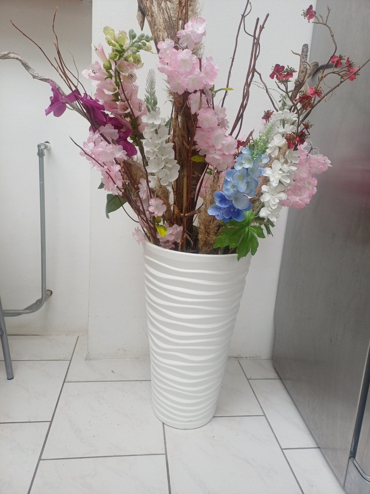 Compleet Grote witte vaas met kunstbloemen en takken, Overige materialen, Met patroon/structuur, Wit, Ophalen of Verzenden