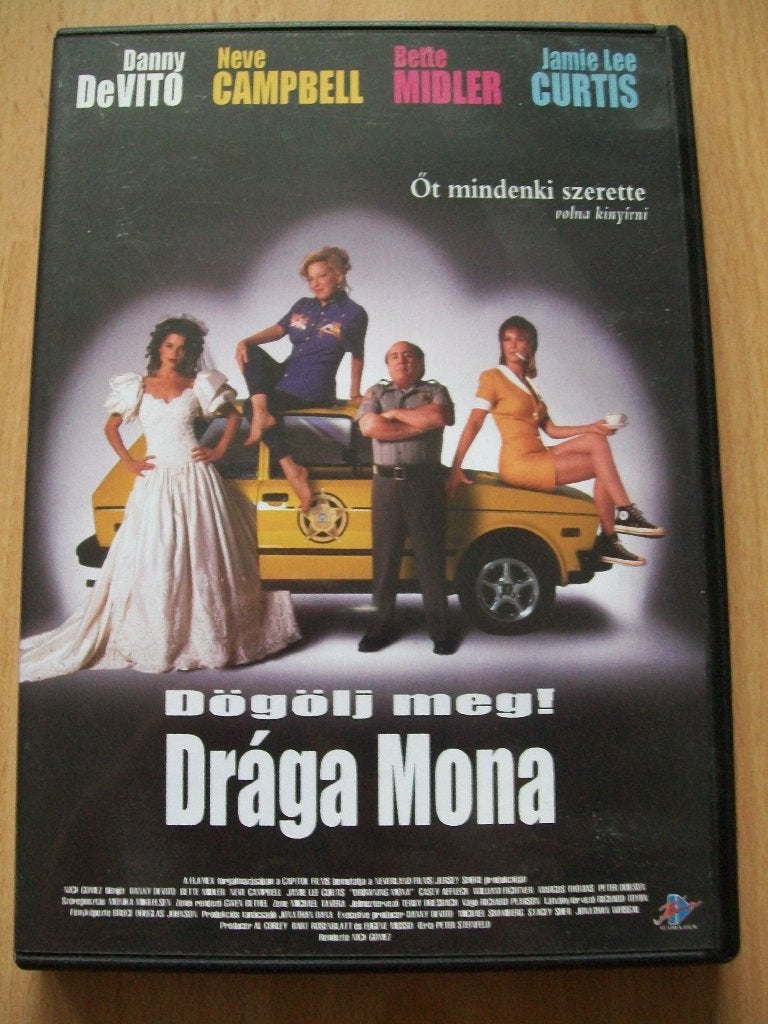 DVD Dögölj meg ! Drága Mona Drowning Mona - Hongaars magyar, Vanaf 12 jaar, Ophalen of Verzenden, Zo goed als nieuw, Actiekomedie