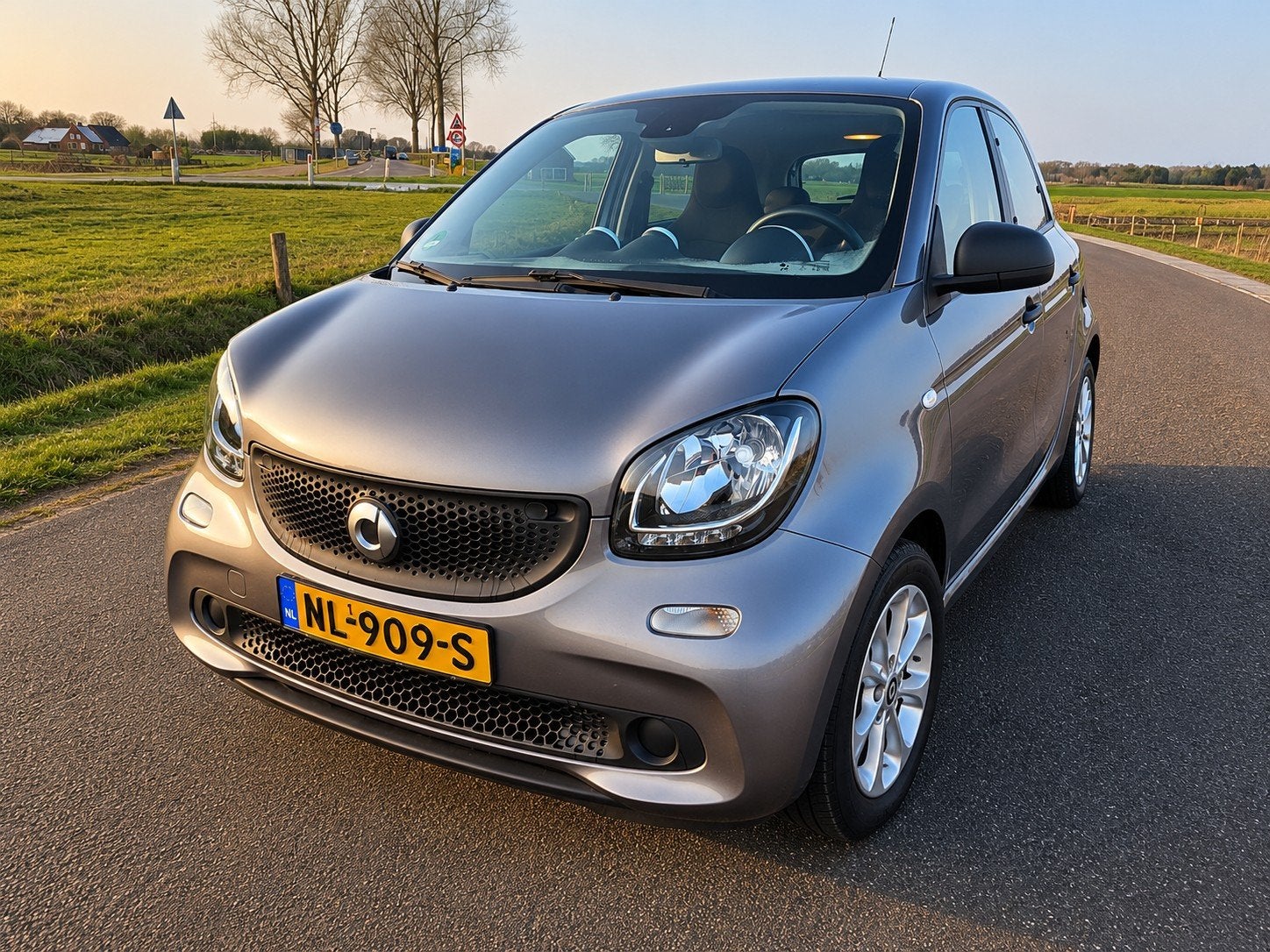 Smart ForFour 1.0 71pk S&S 2017 Grijs Carplay, 4 stoelen, Origineel Nederlands, Handgeschakeld, 70 pk