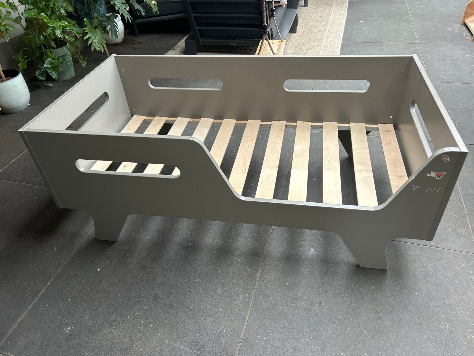 Kinderbedje grijs met lattenbodem, Ophalen, 190 cm of minder, Zo goed als nieuw, Grijs