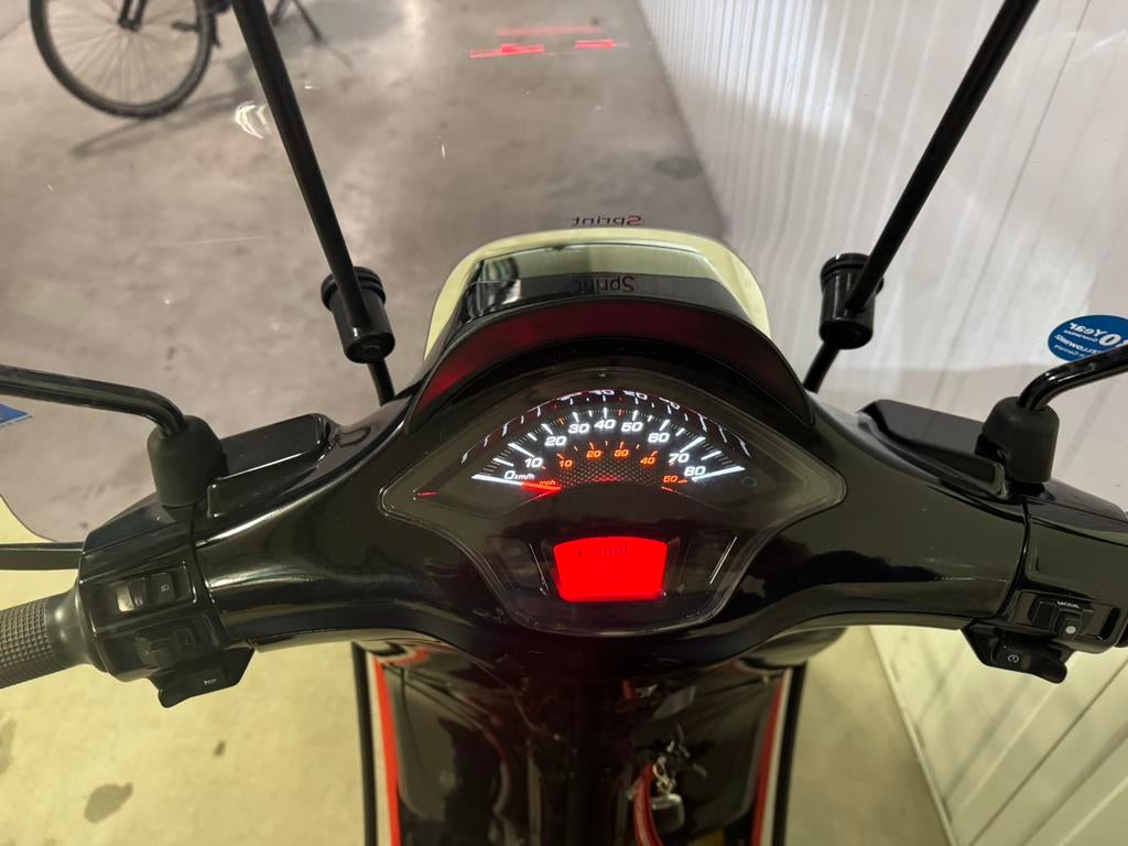 Vespa sprint 2019 10.000 km gelopen blauw kenteken, Fietsen en Brommers, Scooters | Vespa, Ophalen, Gebruikt, Benzine, Maximaal 25 km/u