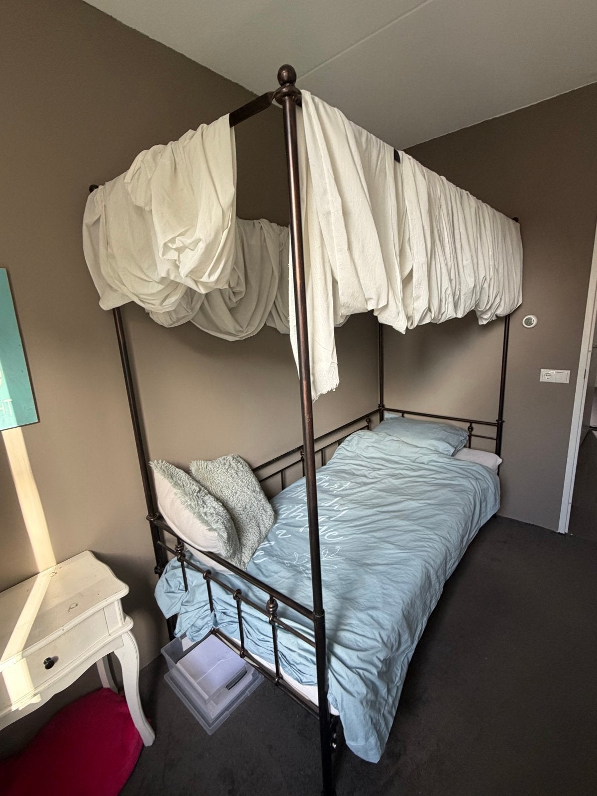 Eenpersoons hemelbed met metalen frame en gordijnen, Ophalen, Gebruikt, 90 cm, 200 cm