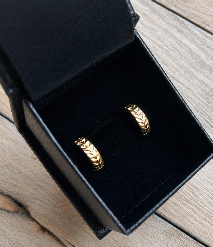 Gouden huggy hoop oorbellen met geslepen tarwe weave - NIEUW, Nieuw, Ophalen of Verzenden, Knopjes of Stekers, Goud