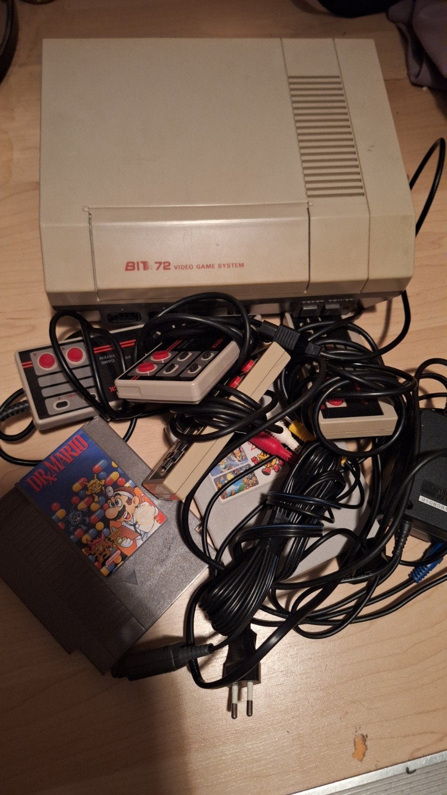 Nintendo BIT 72 Video Game System met 2 spellen en 4 contro, Spelcomputers en Games, Spelcomputers | Nintendo NES, Ophalen, Gebruikt