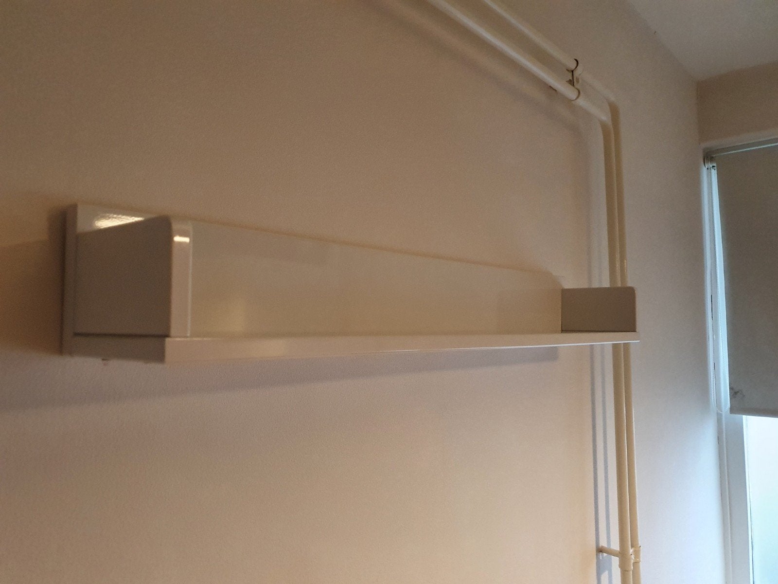Witte hoogglans wandplank met opstaande randen, Huis en Inrichting, Woonaccessoires | Wandplanken en Boekenplanken, Ophalen, Zo goed als nieuw