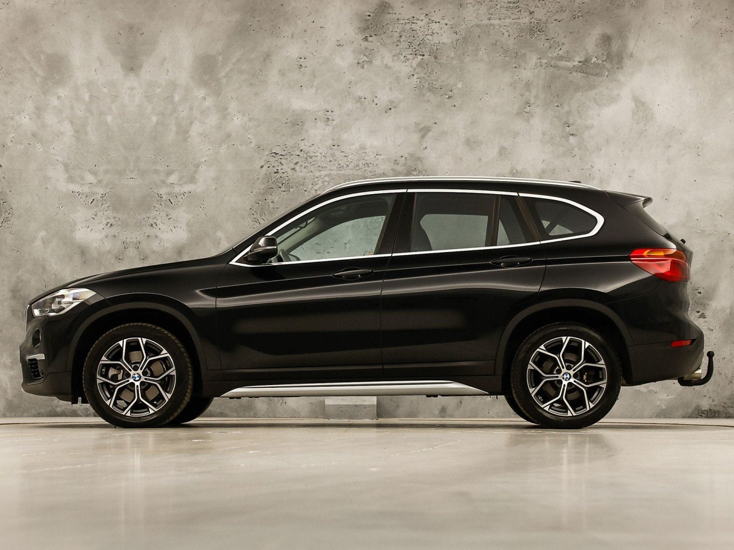 BMW X1 sDrive20i High Executive 192Pk Automaat (GROOT NAVI,, Auto's, Zwart, Bedrijf, SUV of Terreinwagen, 84 €/maand