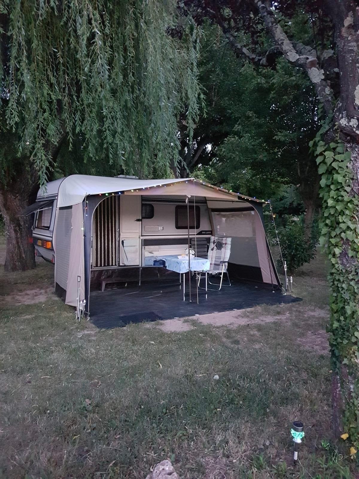 Caravan Hobby 400 in hele nette staat met voortent, Openslaande ramen, Hobby, Omvormbare zithoek, Treinzit