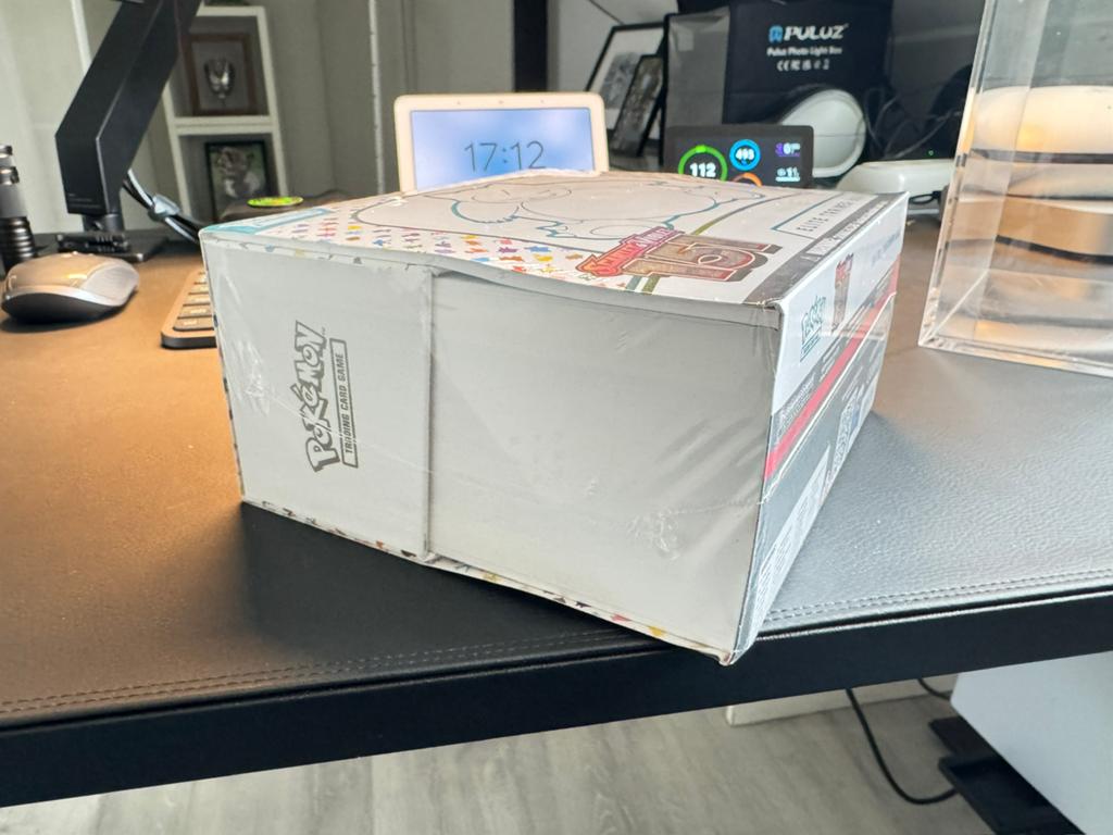 151 ETB sealed met acryl, Hobby en Vrije tijd, Verzamelkaartspellen | Pokémon, Ophalen of Verzenden, Zo goed als nieuw, Boosterbox