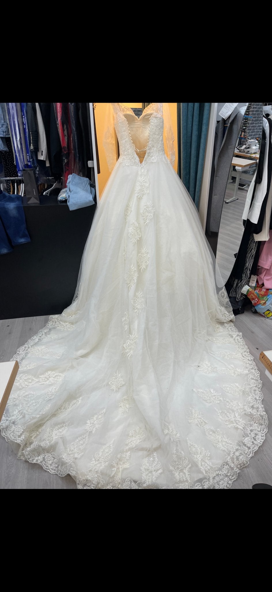 Prachtige witte trouwjurk met lange mouwen en sleep 500 euro, Ophalen of Verzenden, Zo goed als nieuw, Wit, Trouwjurk