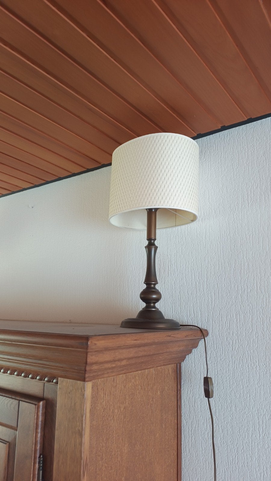 Klassieke tafellamp met crèmekleurige kap, Huis en Inrichting, Met schakelaar, Gebruikt, Textiel, Bruin