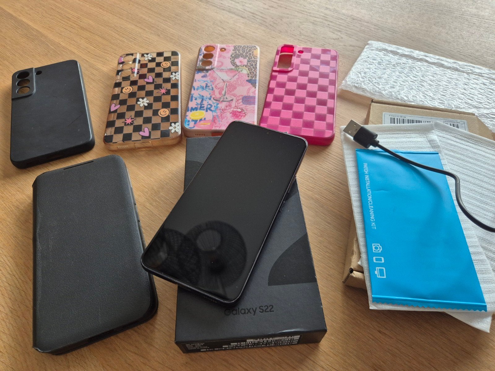 Samsung Galaxy S22 128GB Phantom Black met accessoires