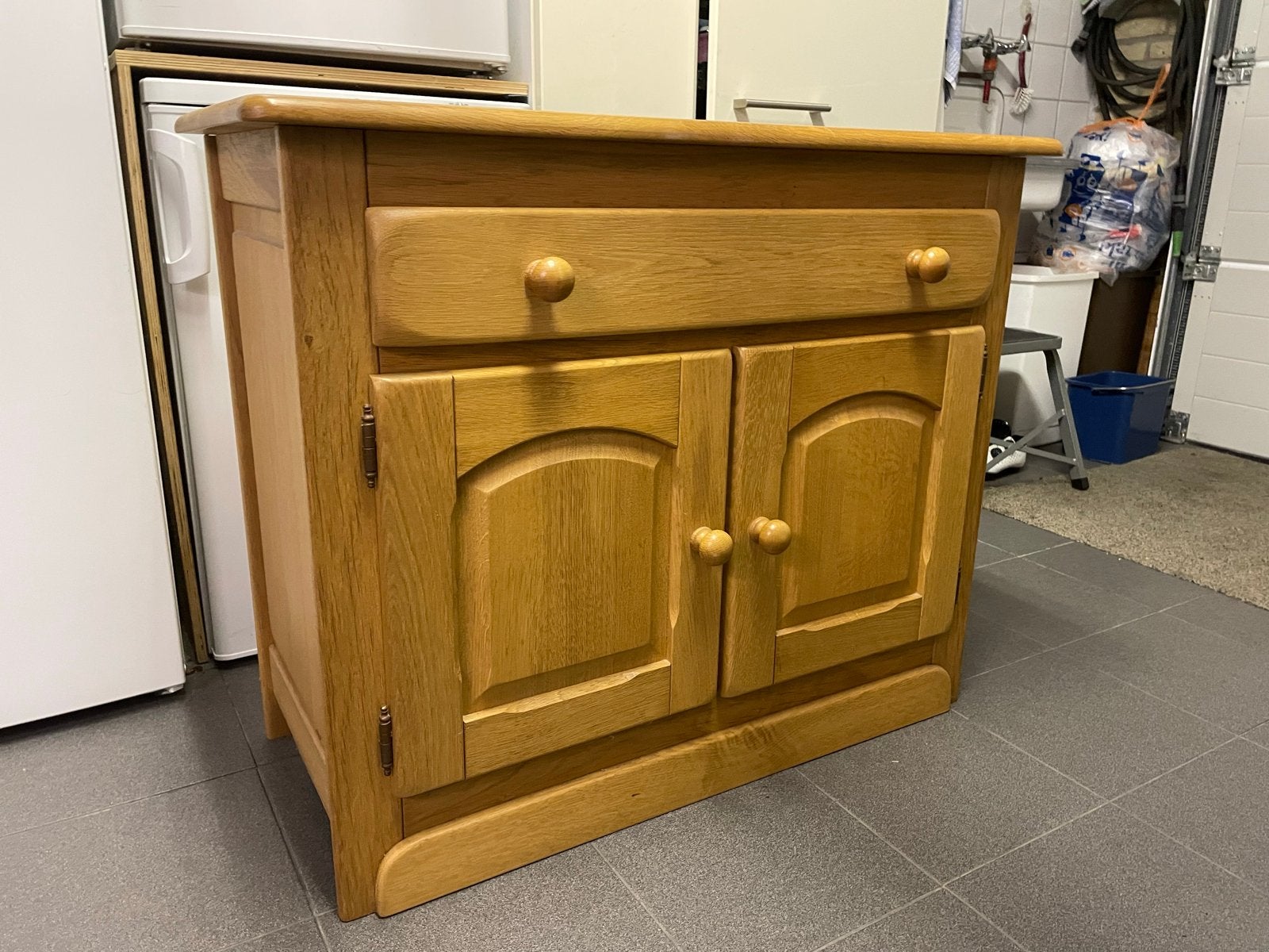 Massief houten kastje met lade en deurtjes, Ophalen, Gebruikt