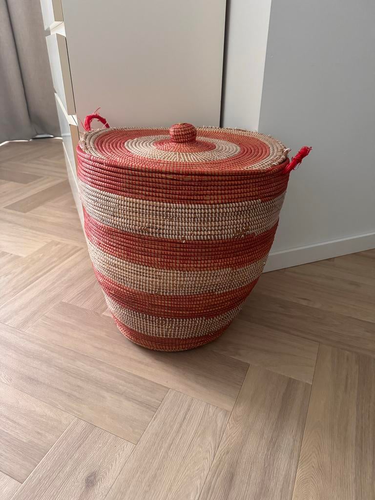 Handgeweven Rood/Roze Afrikaanse rieten mand / opbergmand, Ophalen, Gebruikt, Mand, Rond
