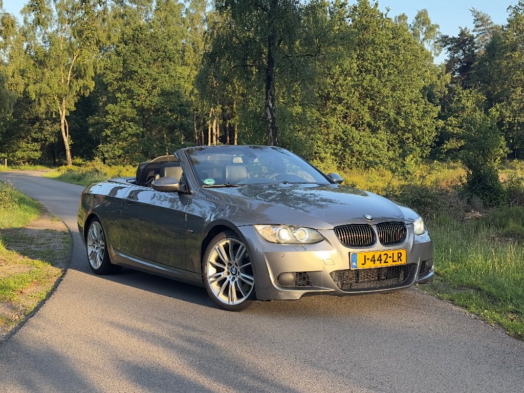 BMW 325i M-Sport | 3.0 6-cilinder | CarPlay | Zomerklaar, Achterwielaandrijving, Zwart, Cabriolet, 4 stoelen