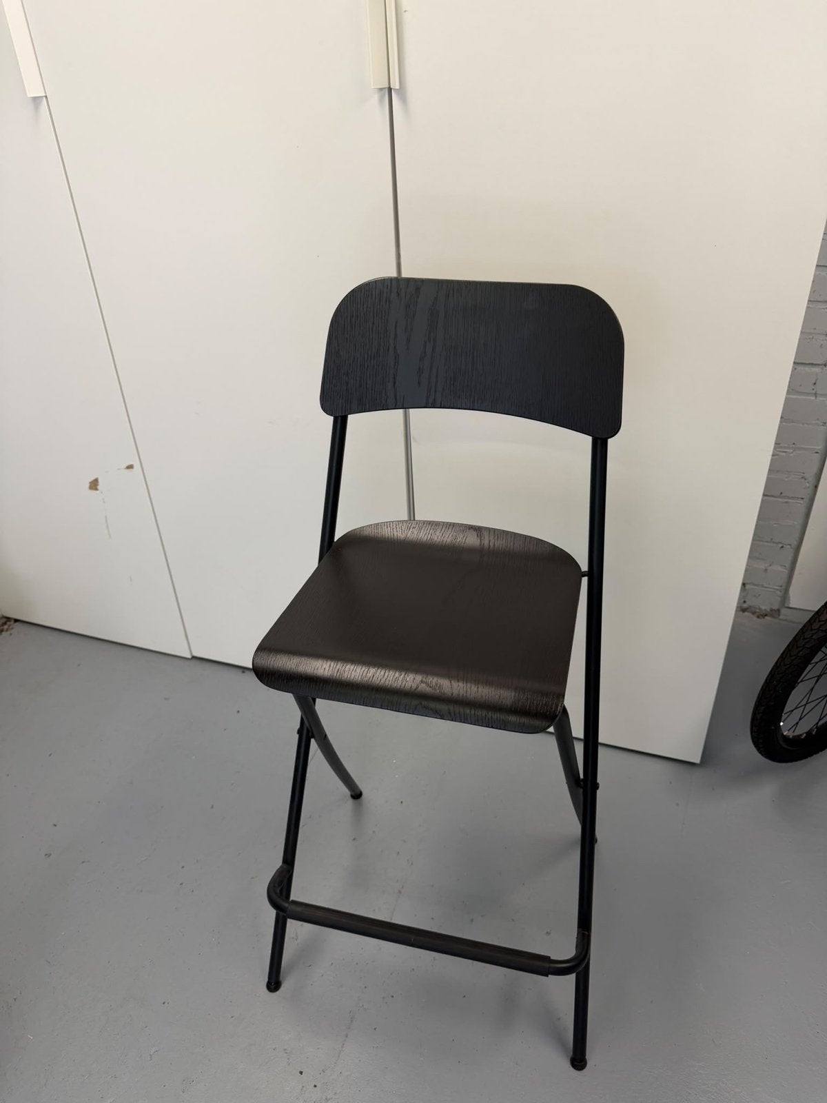 Zwarte barkruk met rugleuning - Ikea Franklin, Huis en Inrichting, Ophalen, Gebruikt, Met voetsteun, Hout
