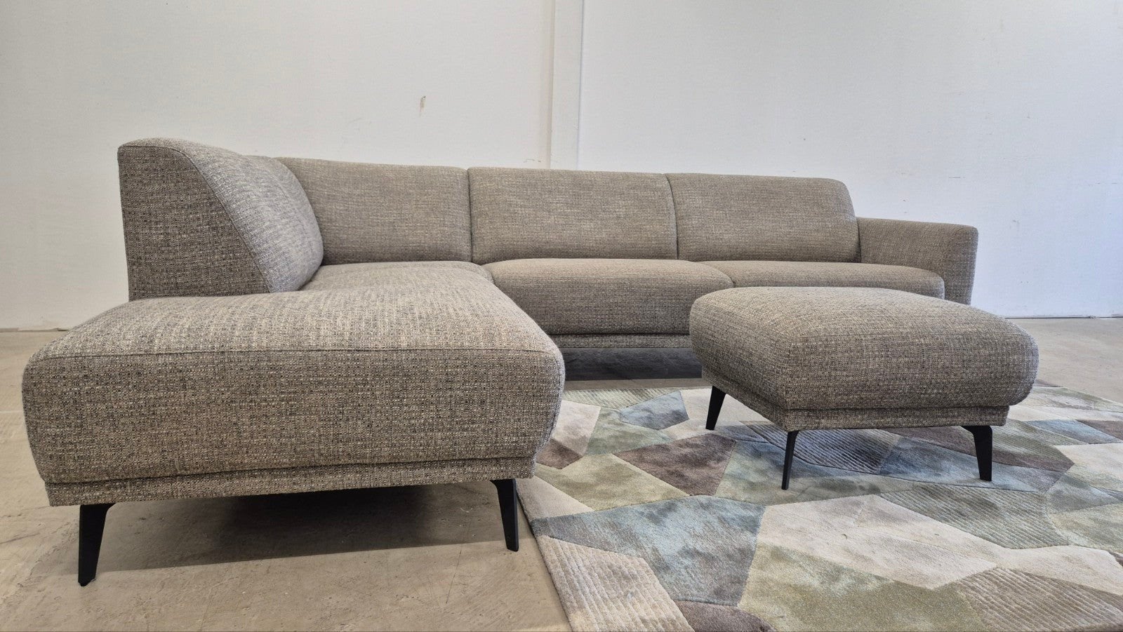 Pas 1,5 jaar oude taupe gemêleerde design hoekbank + hocker, Huis en Inrichting, 250 tot 300 cm, Hoekbank, Ophalen of Verzenden