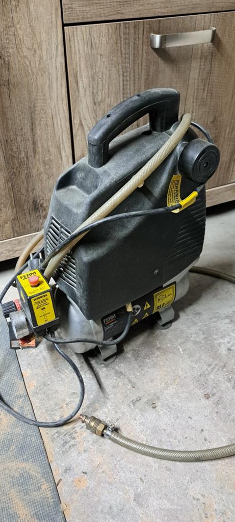 Ferm CRM1041 Compressor - Compact en Krachtig, Doe-het-zelf en Verbouw, Compressors, Gebruikt, 6 tot 10 bar, Minder dan 25 liter