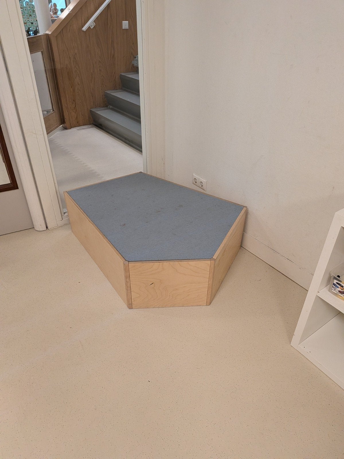 Stevig houten podium met stoffen bekleding, Ophalen, Gebruikt