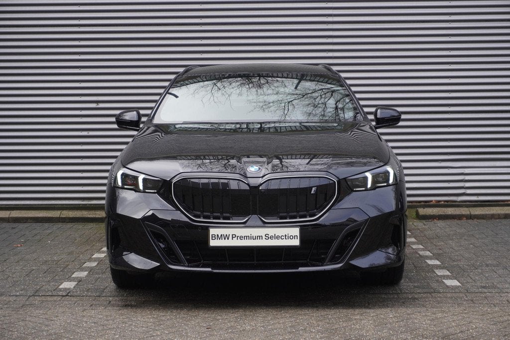 BMW i5 Touring eDrive40 M Sportpakket Pro | Panoramadak elek, Automaat, Achterwielaandrijving, 510 min, Zwart