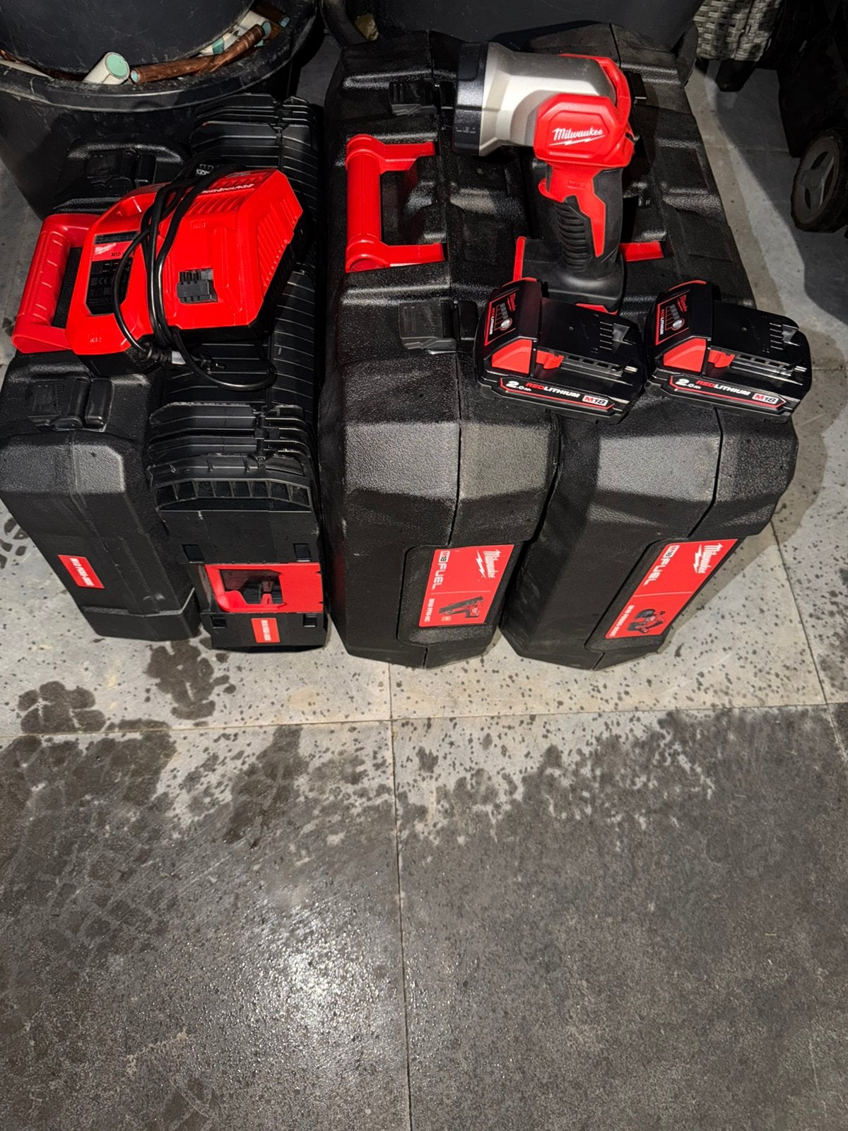 4x milwaukee koffer 1x lader 2x accu 1x lamp m18, Doe-het-zelf en Verbouw, Ophalen, Zo goed als nieuw