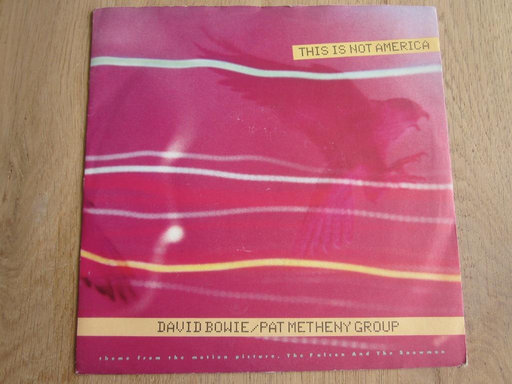 David Bowie - This is not America, Verzenden, 7 inch, Zo goed als nieuw, Pop