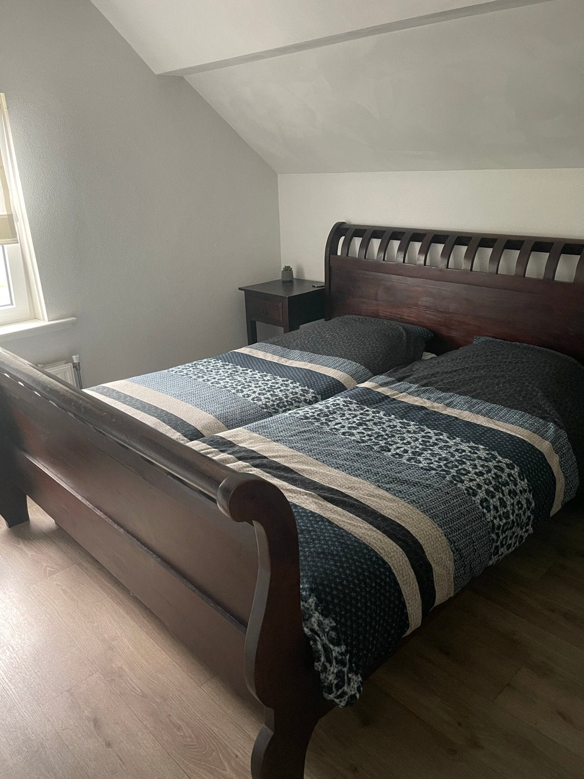 Klassiek tweepersoonsbed met nachtkastjes en bankje, Ophalen, Gebruikt, Bruin, Tweepersoons