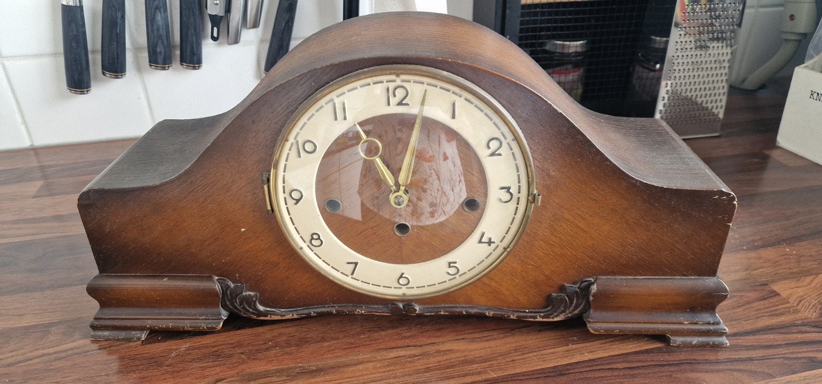 Antieke houten schoorsteenklok met sleutel, Ophalen