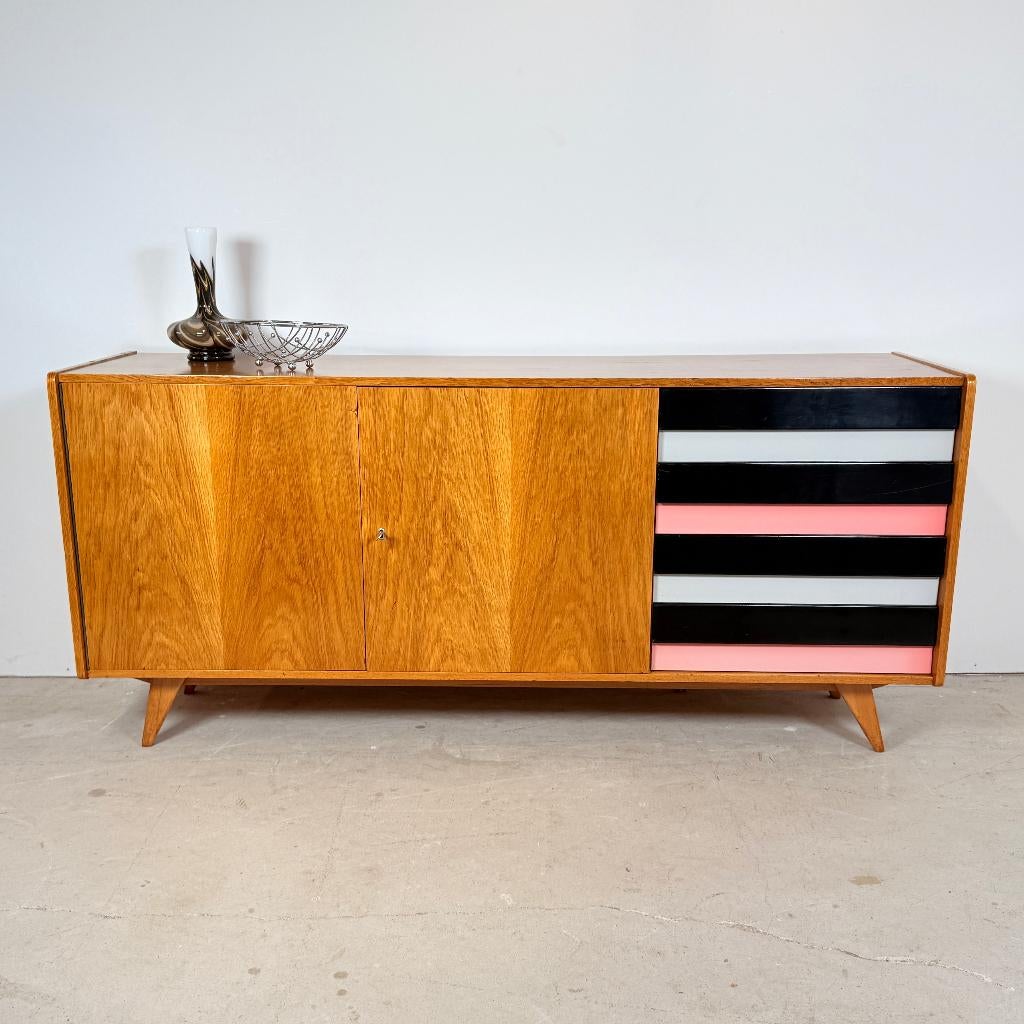 U460 sideboard met gekleurde lades, Jiří Jiroutek