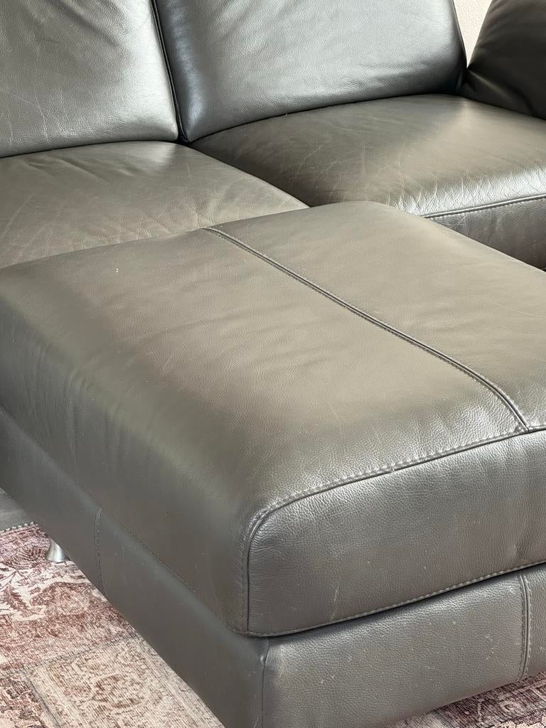 Grijze leren designbank 2  1/ 2 zits met hocker, Ophalen, Gebruikt, 150 tot 200 cm, Driepersoons