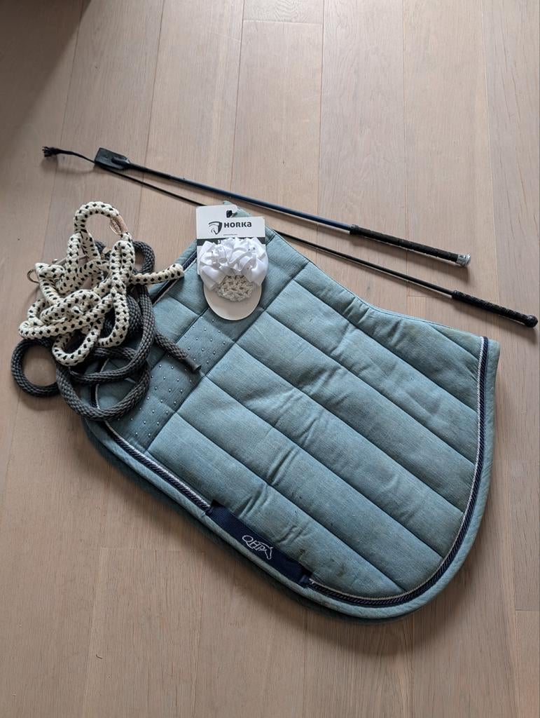 Paardrij spullen, dekje, poetskoffertje 2 zweep en 2 tuigjes, Dieren en Toebehoren, Paardrijkleding, Ophalen of Verzenden