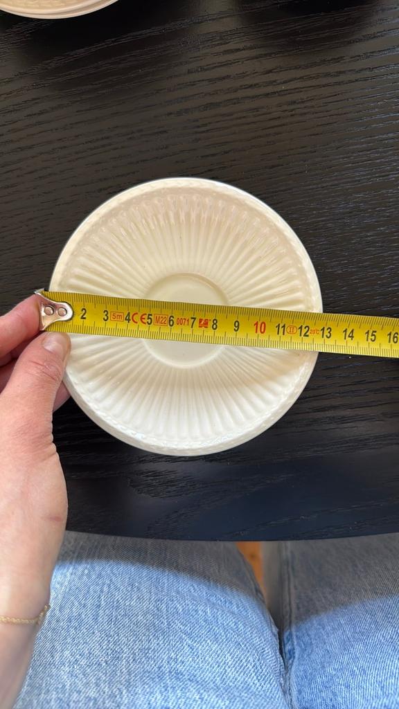 9 Wedgewood schotels - Zo goed als nieuw, Ophalen of Verzenden, Zo goed als nieuw, Wedgwood, Kop(pen) en/of Schotel(s)