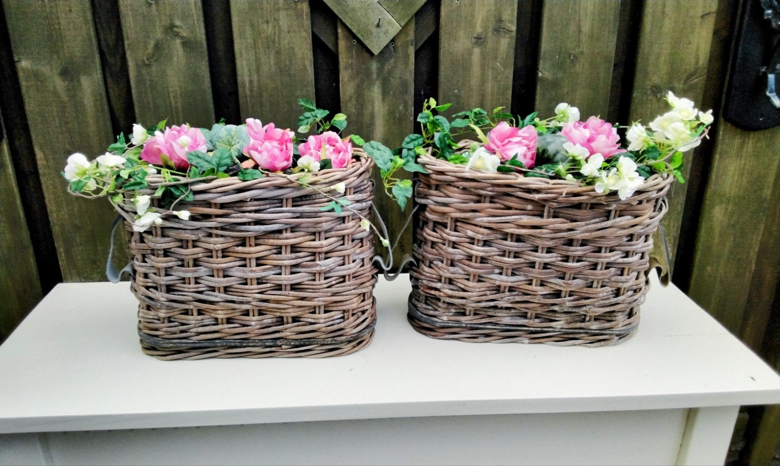 2 rieten manden, met  ( kunst )  bloemen- takjes., Ophalen of Verzenden