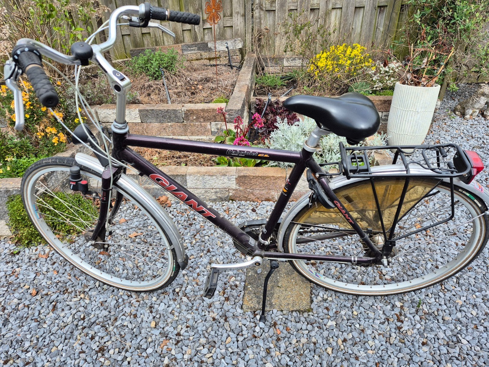 giant cabriolet bicycle  Studio Peloton Commute to work Giant Escape 2 Disc
