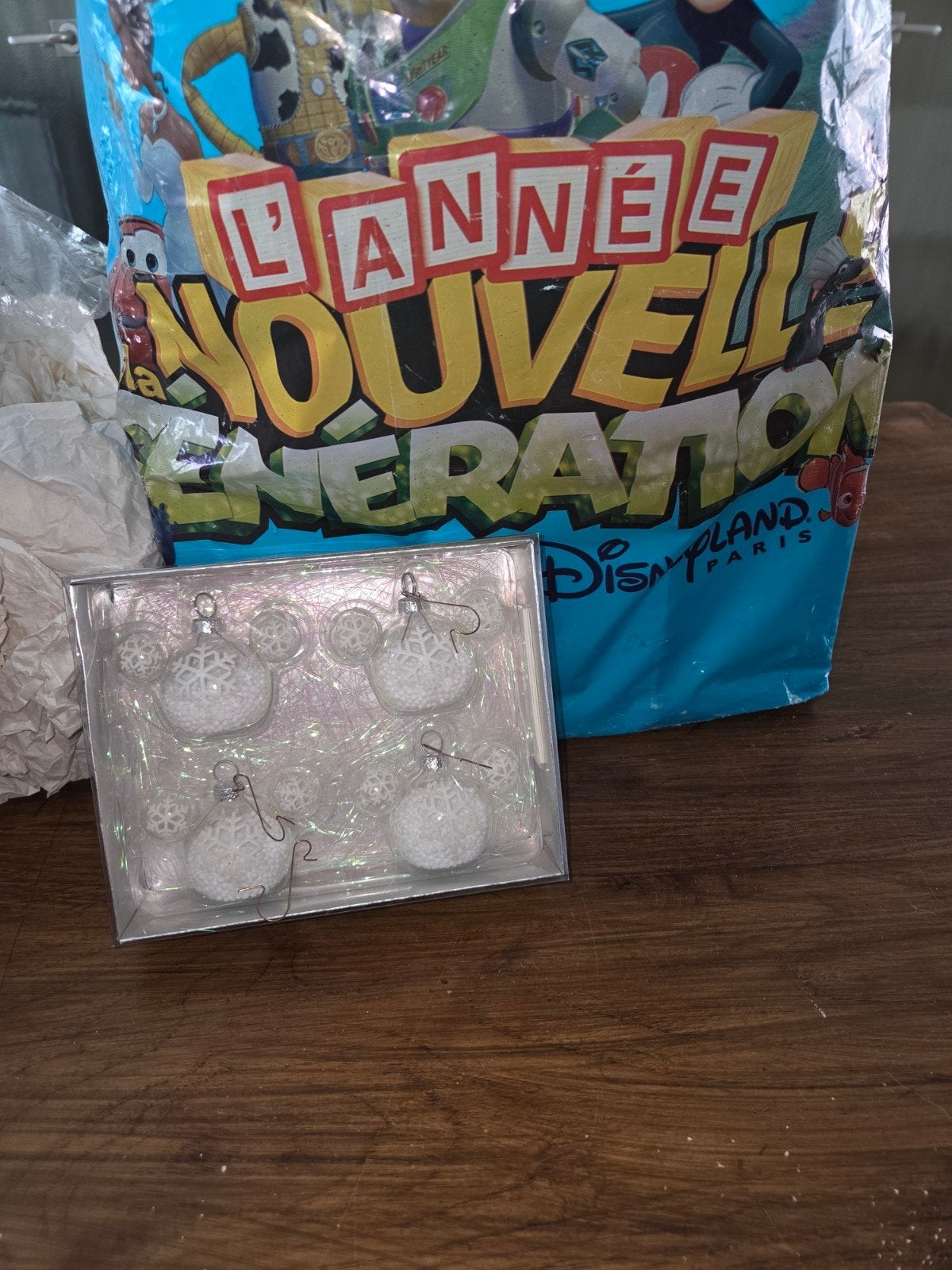 set van 4 glazen kerstballen uit Disney land Parijs, Verzamelen, Ophalen of Verzenden, Mickey Mouse, Zo goed als nieuw, Servies