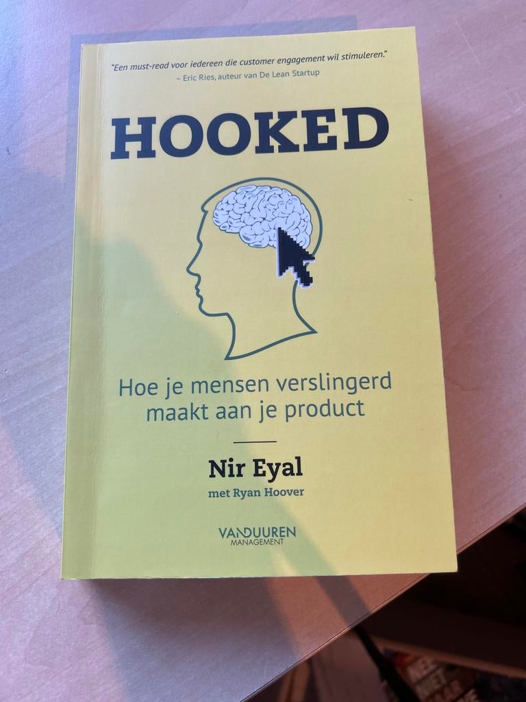 Hooked - Hoe je mensen verslingerd maakt aan je product, Ophalen of Verzenden, Zo goed als nieuw, Economie en Marketing
