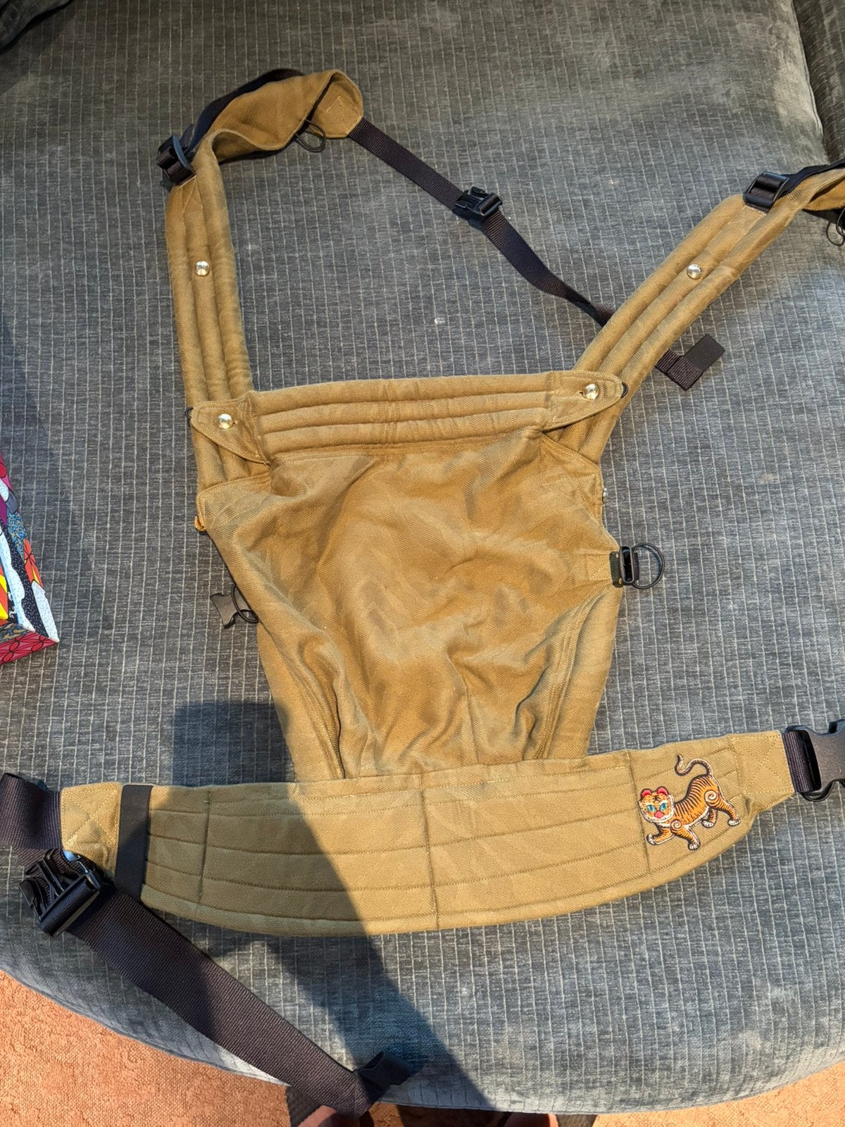 Artipoppe draagzak Zeitgeist khaki met tijger – mooie staat, Overige merken, Buik of Rug, Ophalen of Verzenden, Zo goed als nieuw