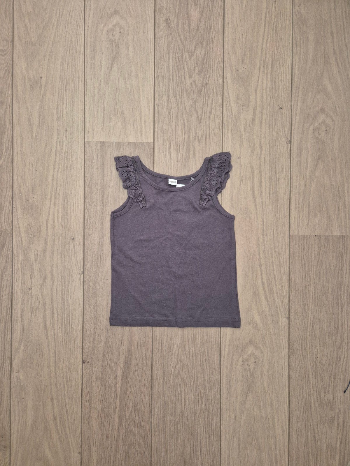 Grijs singlet topje met ruffle – maat 110/116 – nieuw, Kinderen en Baby's, Kinderkleding | Maat 110, Ophalen of Verzenden, Nieuw