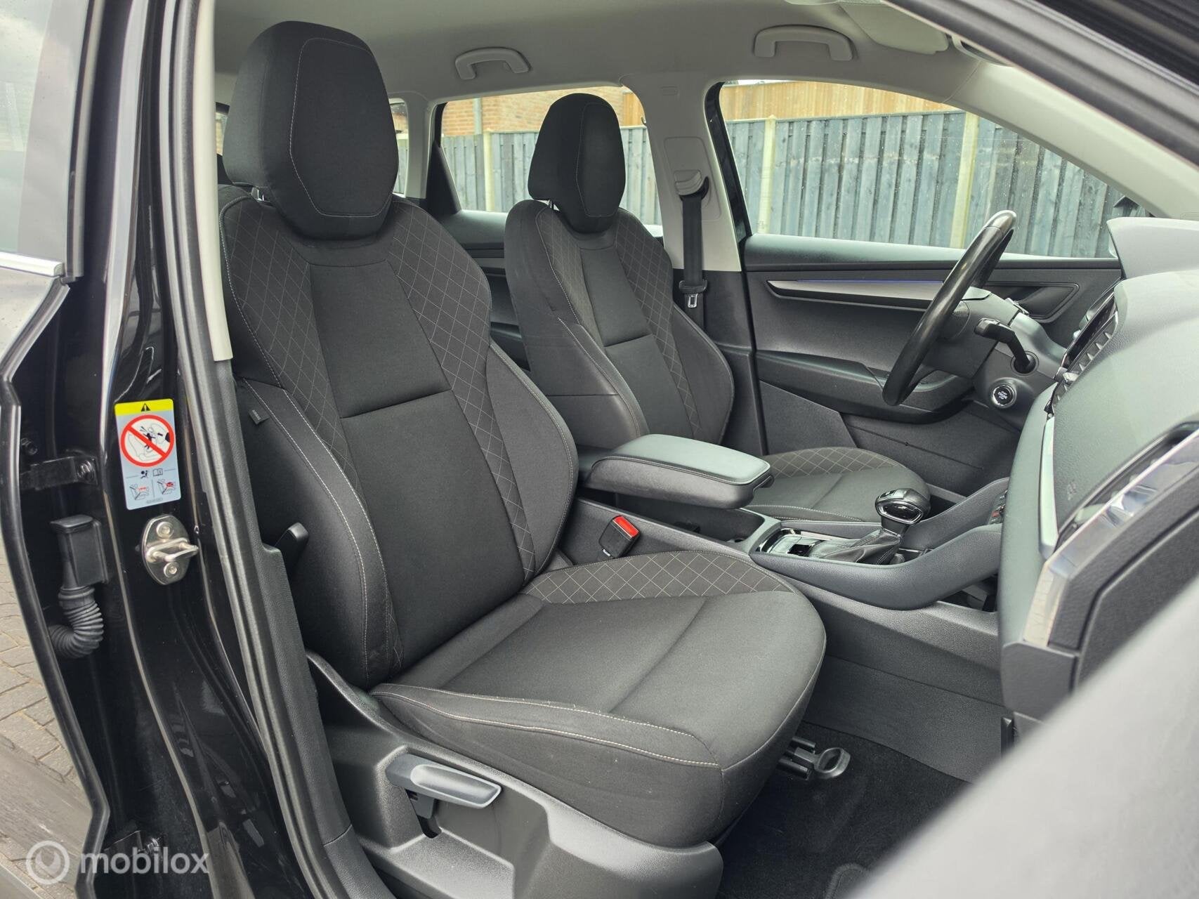 SKODA KAROQ 1.6 TDI DSG CRUISE CARPLAY NAVI TREKHAAK STOELVE, Auto's, Gebruikt, 4 cilinders, 116 pk, Zwart