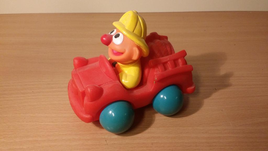 Ernie in brandweerauto PVC Tyco Preschool vintage, Ophalen of Verzenden, Zo goed als nieuw