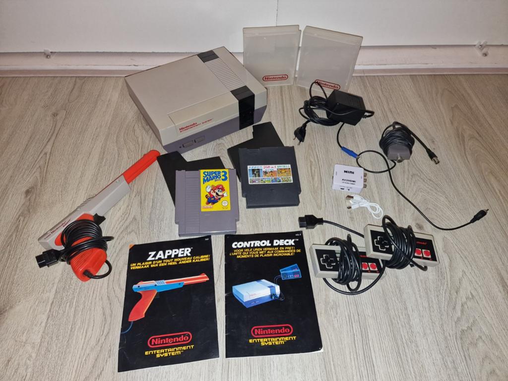 Nintendo NES Classic Set + 2 controllers + Zapper + games, Spelcomputers en Games, Spelcomputers | Nintendo NES, Gebruikt, Met 2 controllers