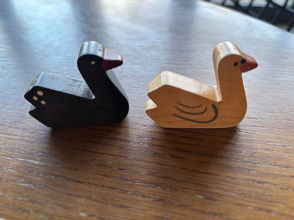 Twee decoratieve houten zwanen - zwart en naturel, Kinderen en Baby's, Speelgoed | Houten speelgoed, Ophalen of Verzenden, Zo goed als nieuw