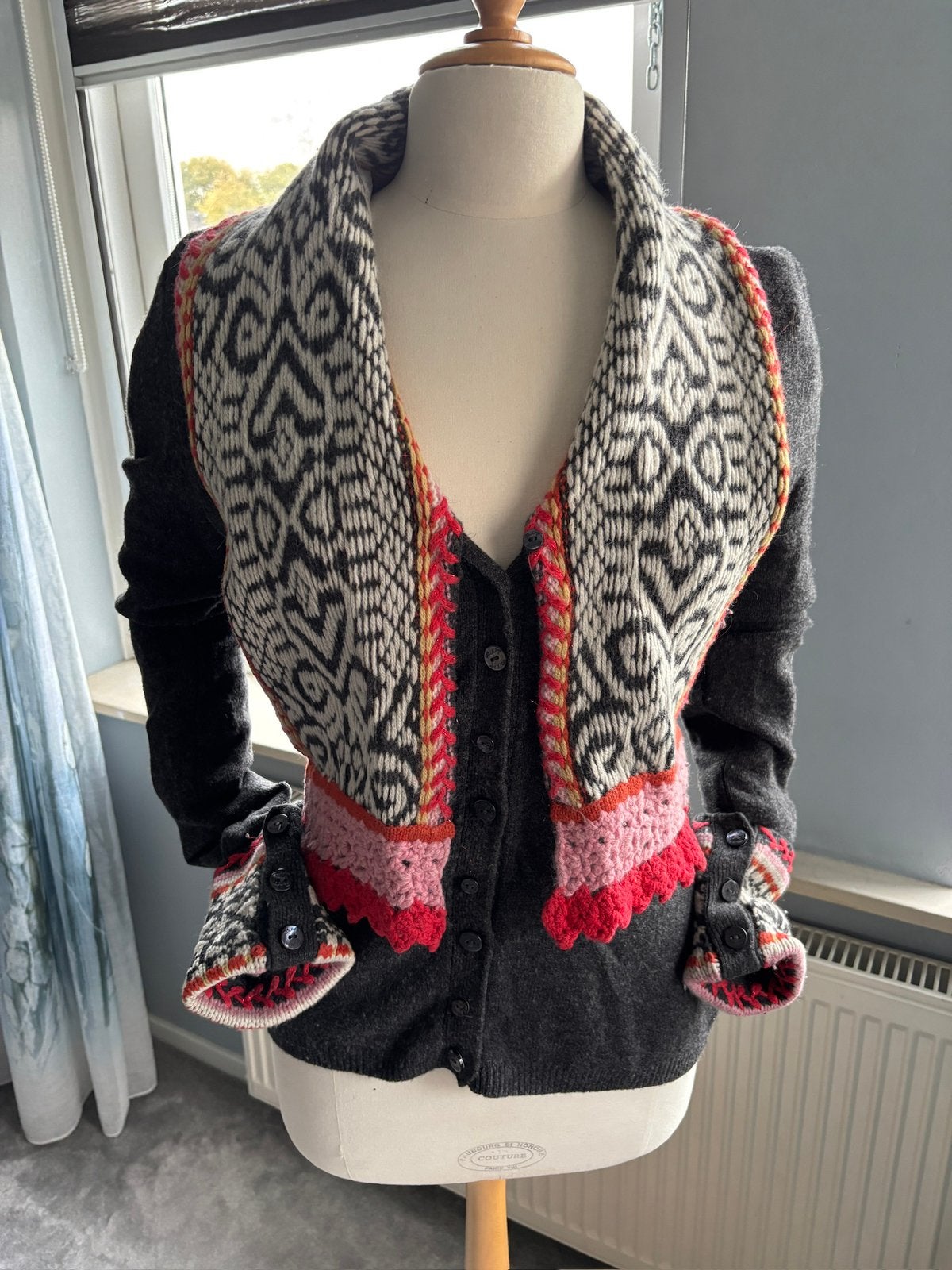 Pracht zgan apart grijs met rood/roze vest Oilily L/Xl 40/42, Ophalen of Verzenden, Zo goed als nieuw, Maat 42/44 (L), Grijs