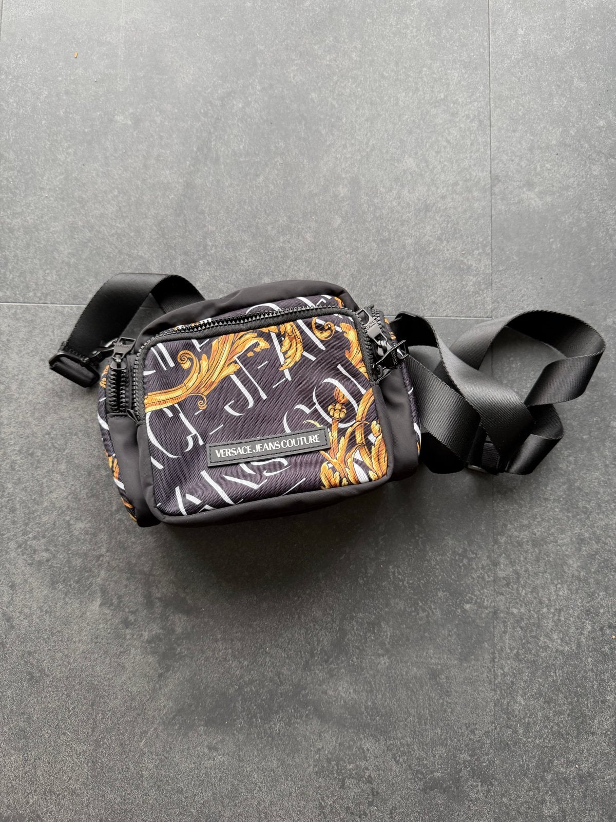 Versace Jeans Couture Schoudertasje Zwart/Goud, Sieraden, Tassen en Uiterlijk, Tassen | Damestassen, Ophalen of Verzenden, Zo goed als nieuw