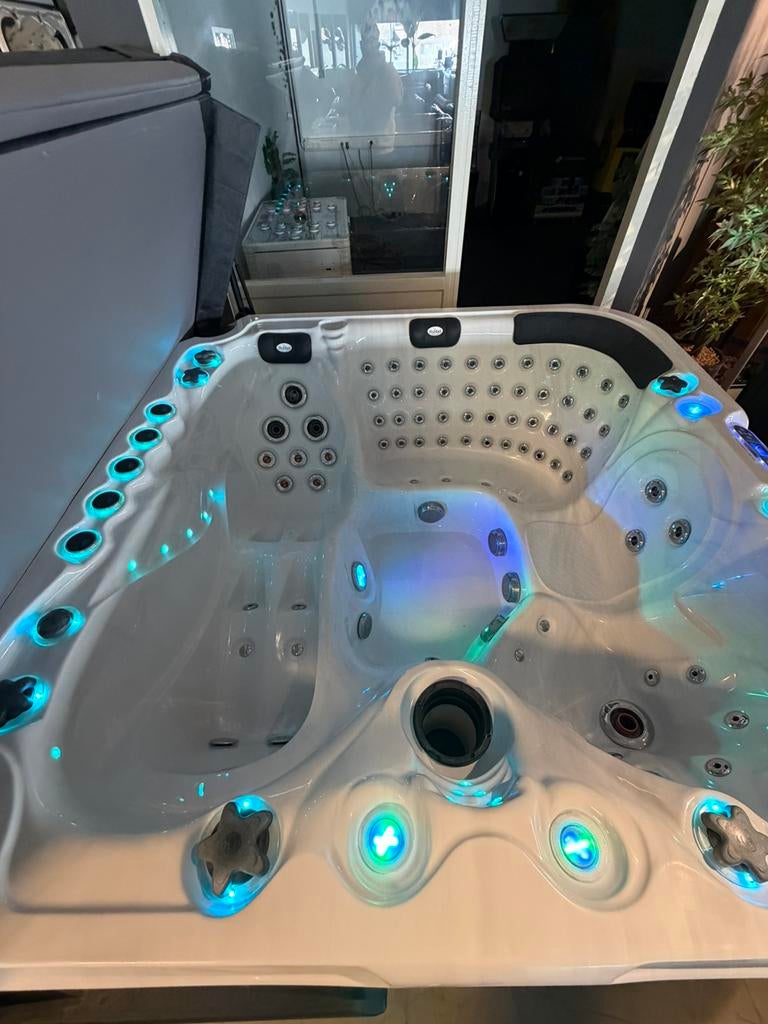 Jacuzzi Spa Felicity Mighty Wave – Warmtepomp – Plug & Play, Ophalen, Zo goed als nieuw, Pomp, Vast