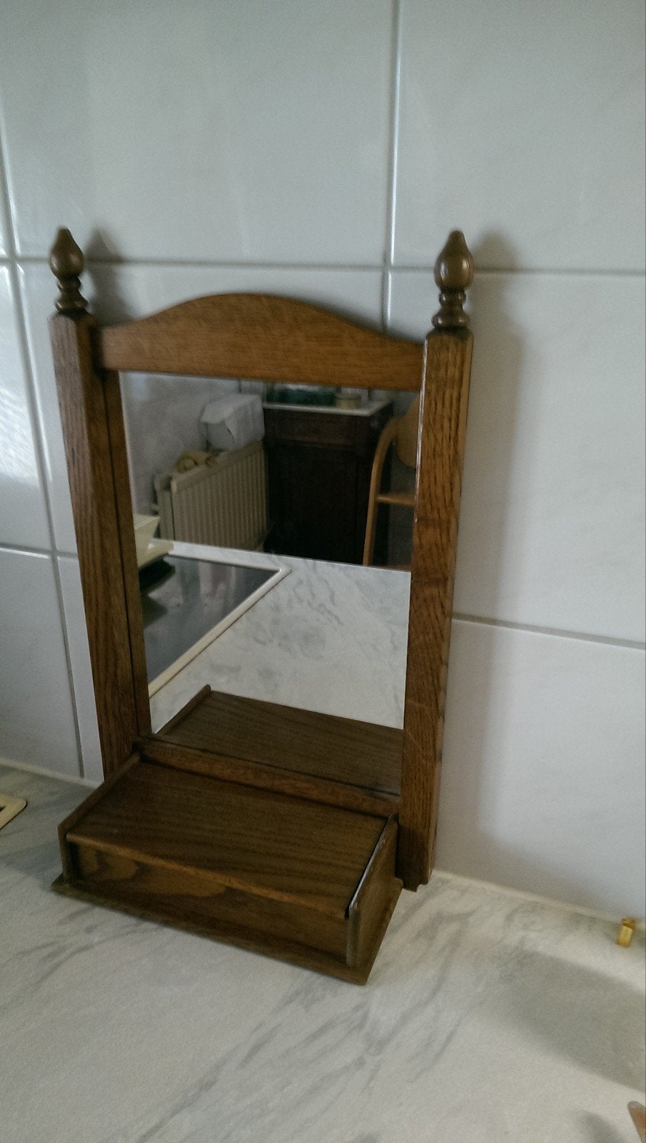 eikenhouten spiegel met opbergvakje, meubelfabr. Oisterwijk, Ophalen of Verzenden, Rechthoekig, Minder dan 50 cm