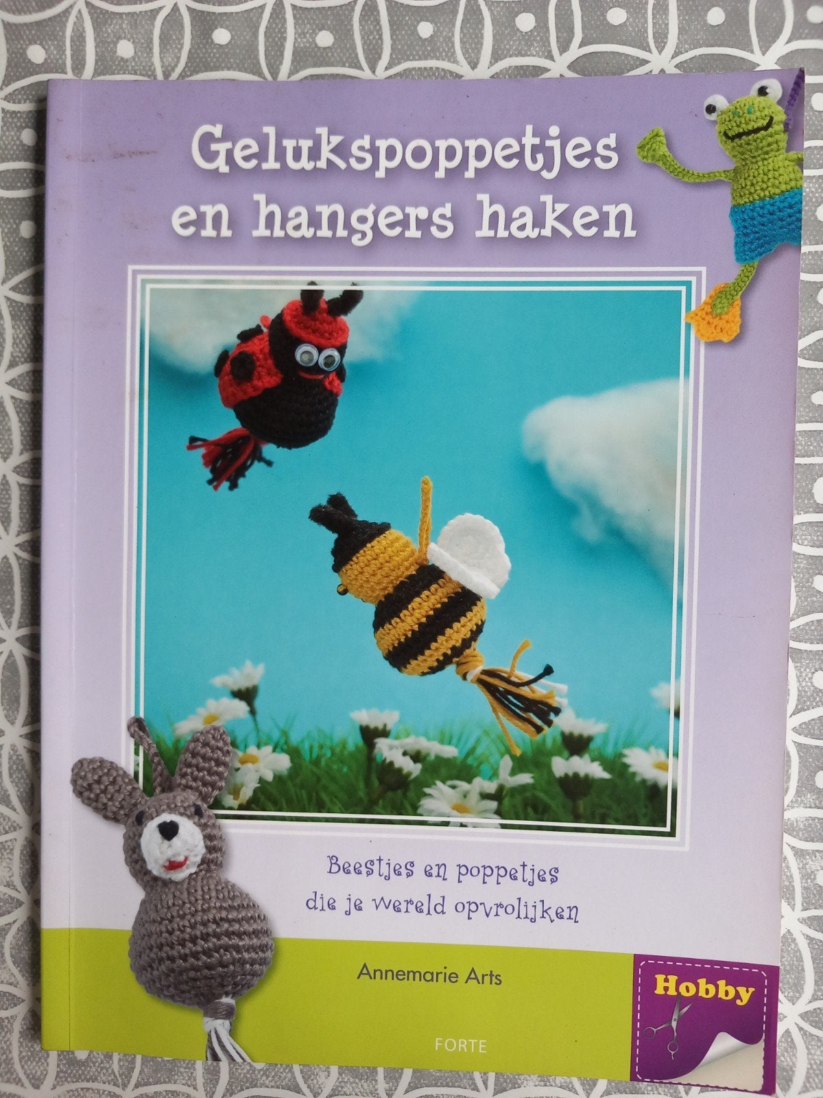 Gelukspoppetjes en hangers haken - Annemarie Arts, Ophalen of Verzenden, Zo goed als nieuw, Breien en Haken