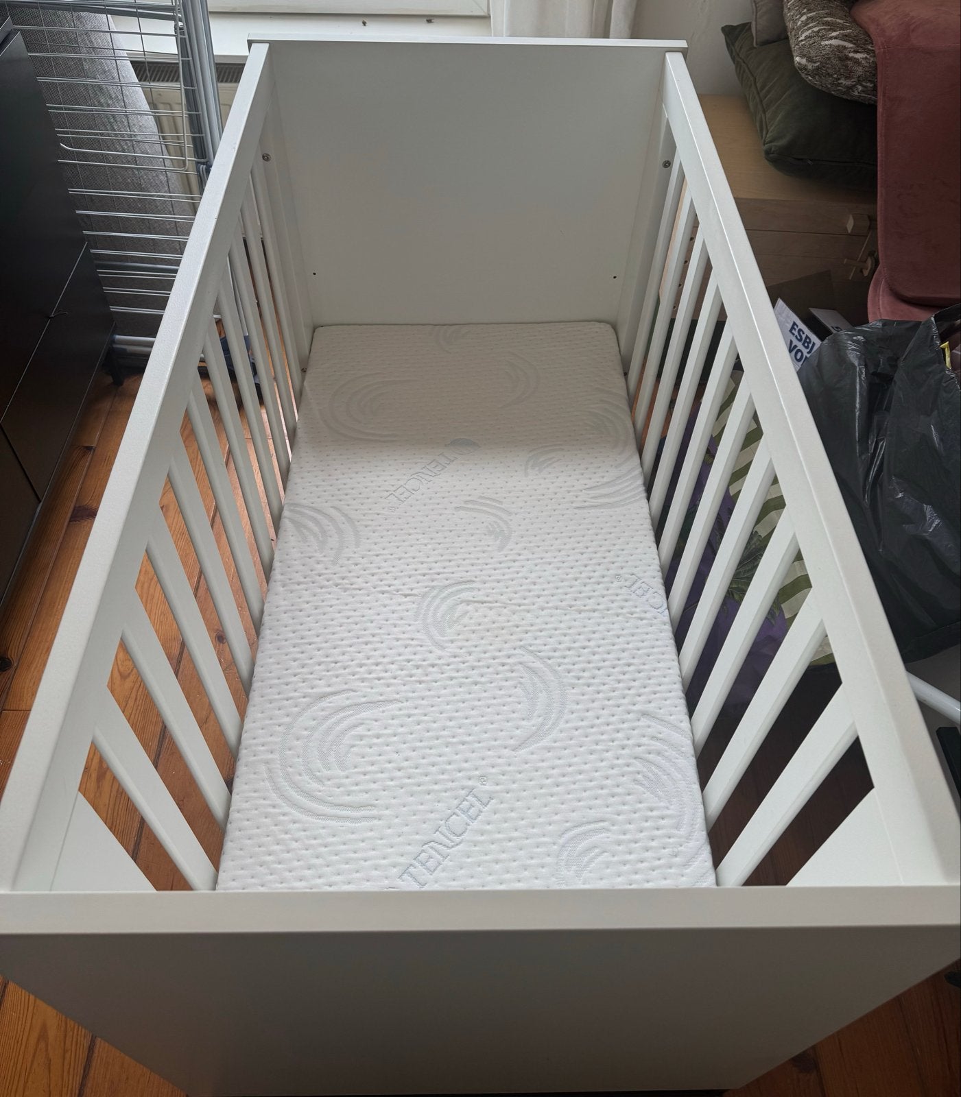 Complete babykamer: bed, commode, kledingkast wit/zwart, Ophalen, Zo goed als nieuw, Jongetje of Meisje