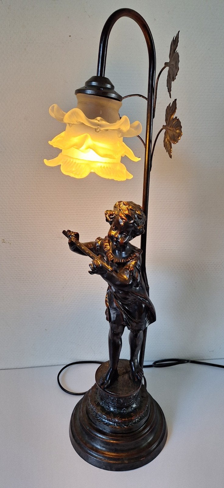 Prachtige antieke lamp bronslook
Jongen met fluit
68,5 x 18,, Antiek en Kunst, Antiek | Lampen, Ophalen of Verzenden