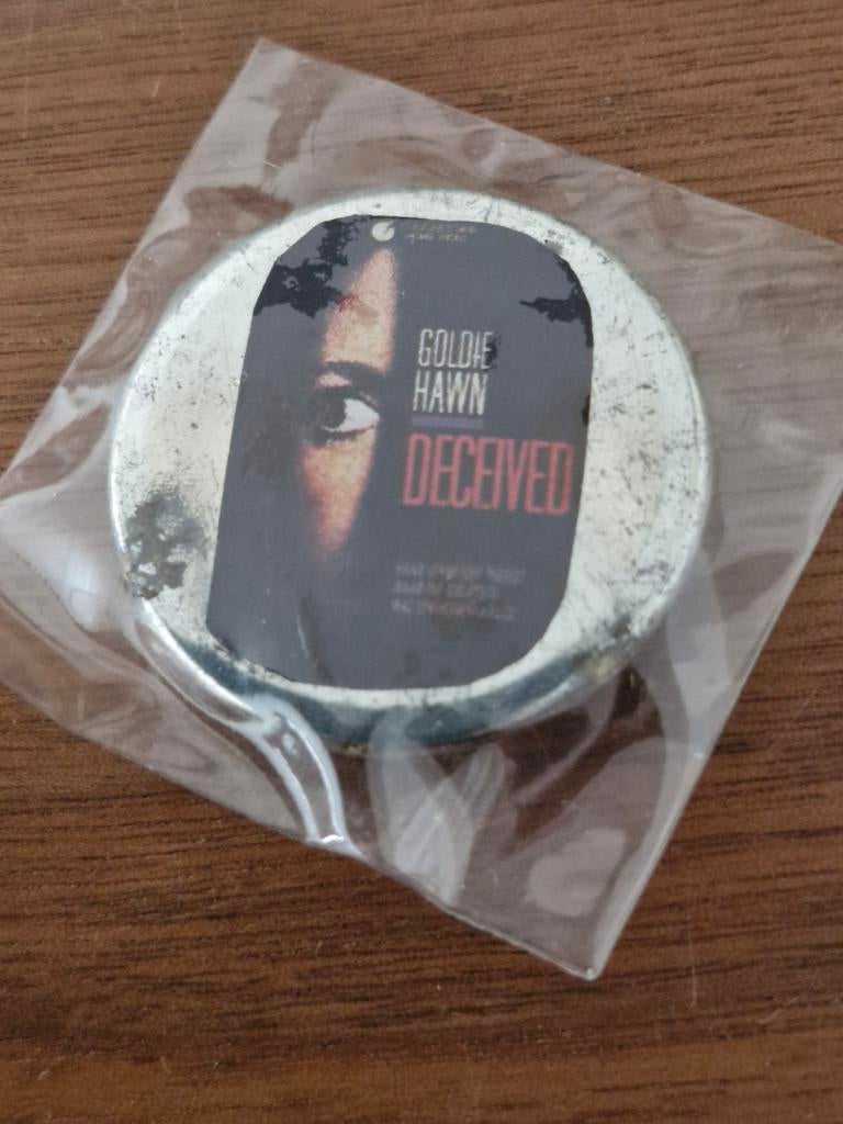 239 Film Button Deceived Goldie Hawn, Verzamelen, Speldjes, Pins en Buttons, Ophalen of Verzenden, Overige onderwerpen